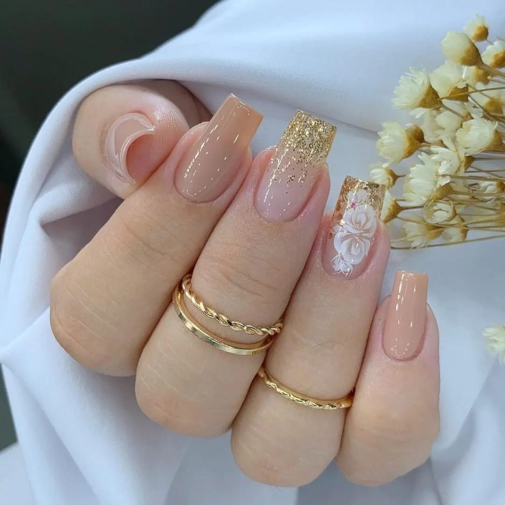 beaver glitter nails
