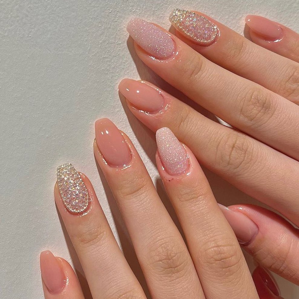 glitter minimalist nails