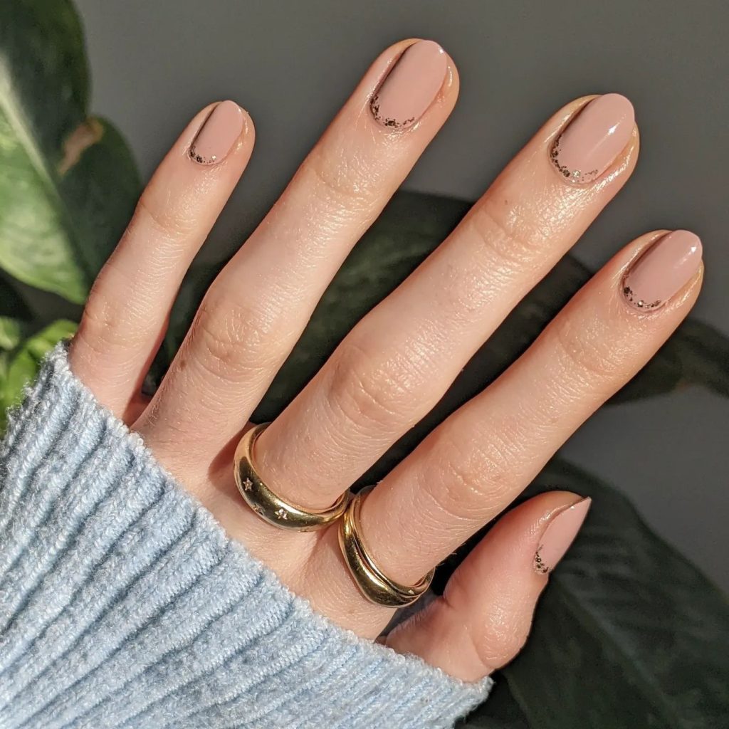 nude short nails
