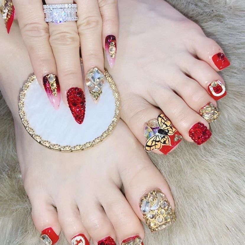 3d red toe nails