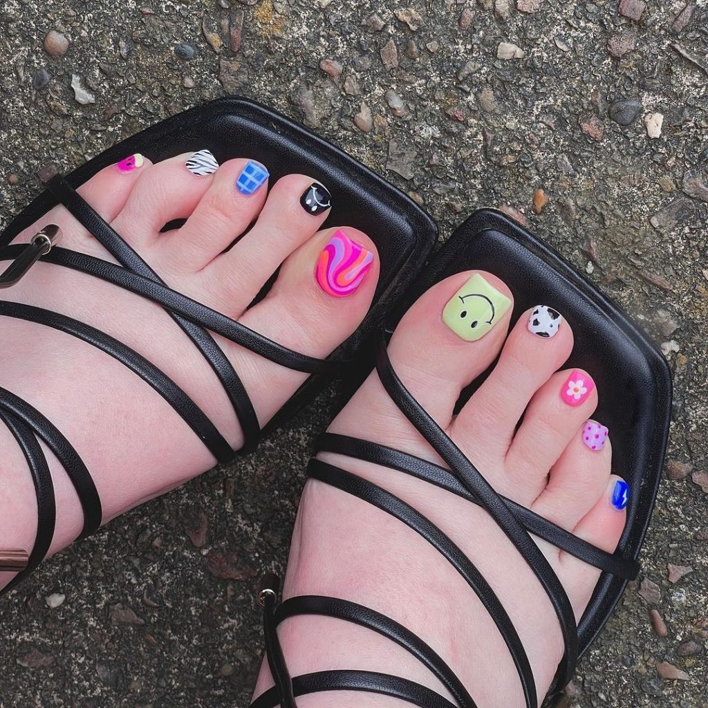 funky summer toe nails