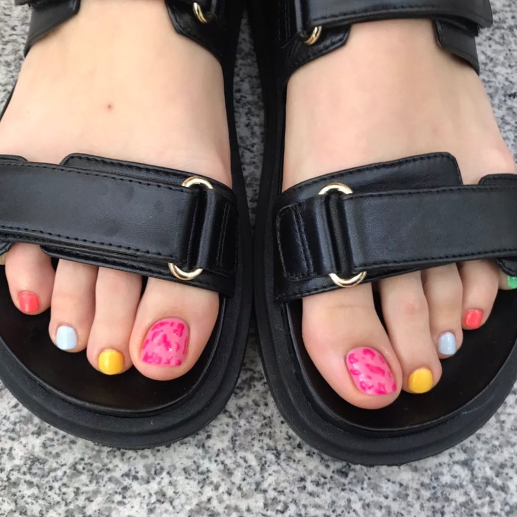 gel summer pedicure