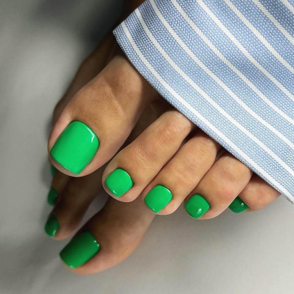 green summer toe nails