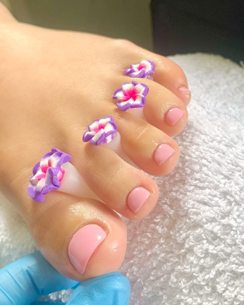 light summer pedicure