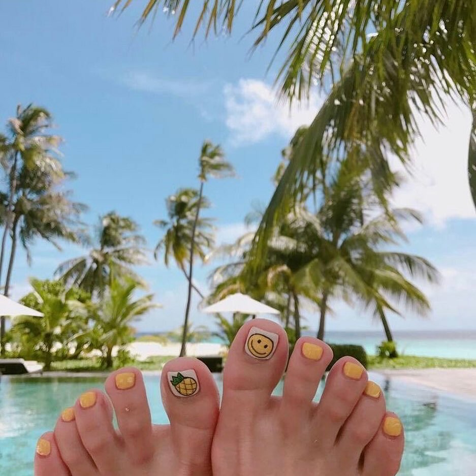pineapple summer toe nails