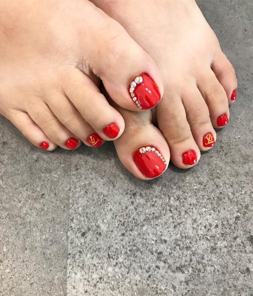stone red toe nails