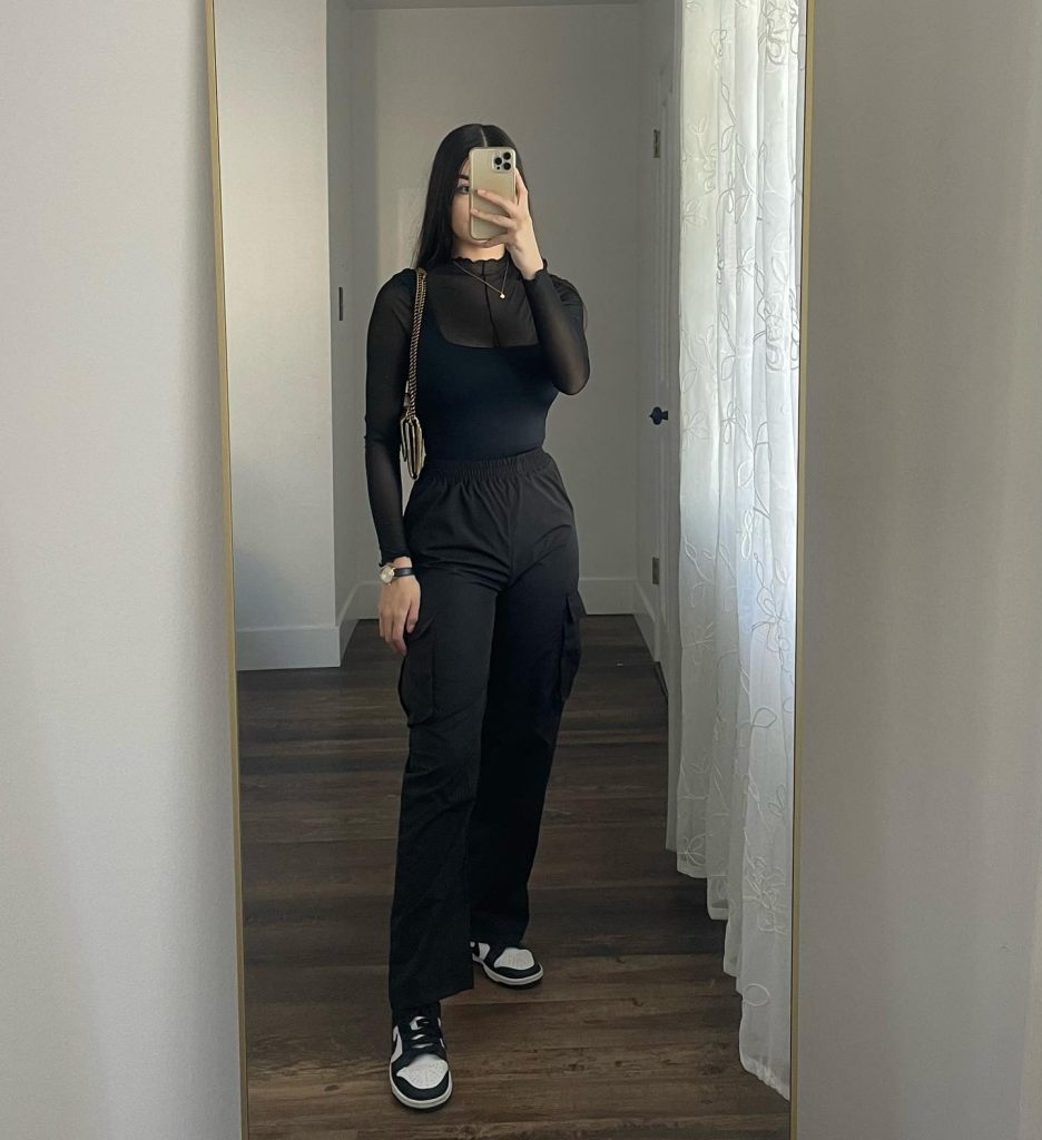 BLACK CARGO WITH ROUND NECK
