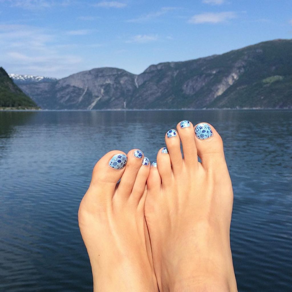 blue toe nails with cute art