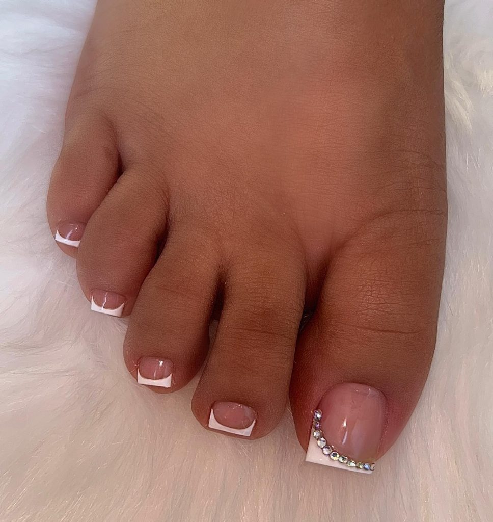 shiny white toe nails