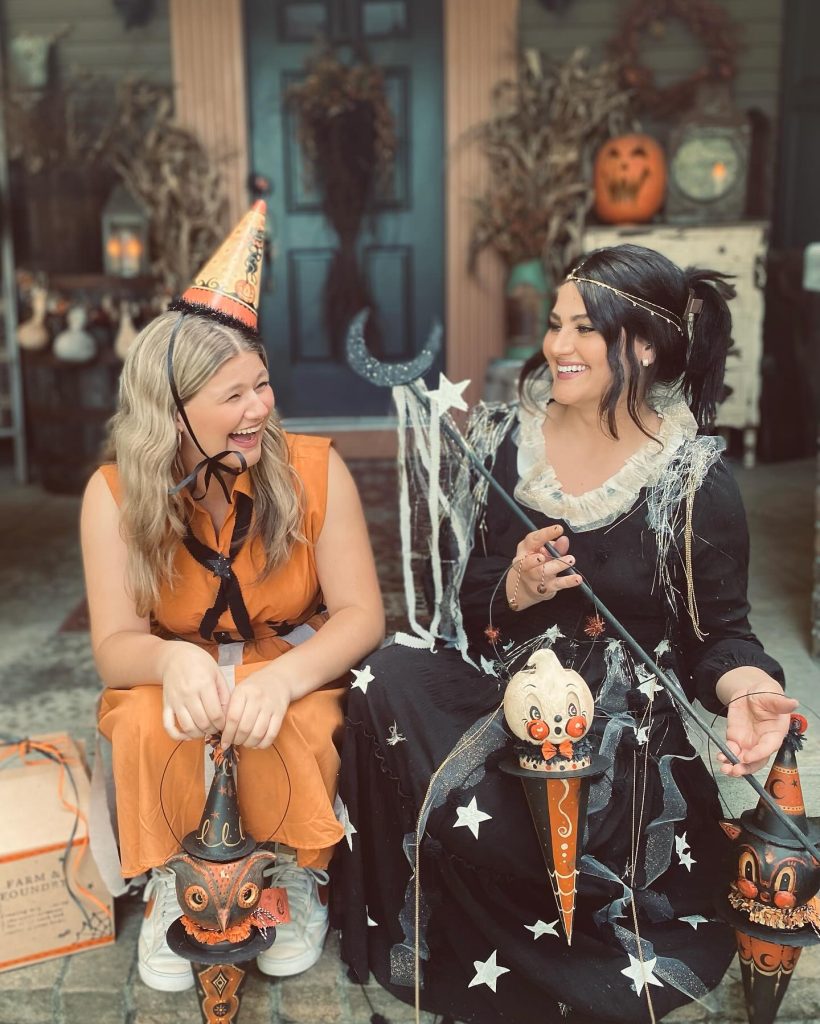 vintage-style-best-friend-halloween-costumes