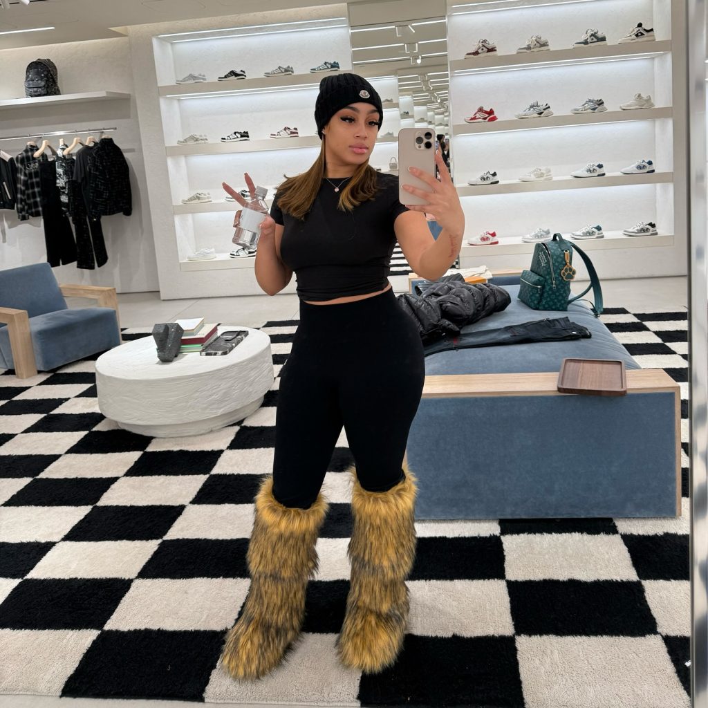 classy moonboots outfit