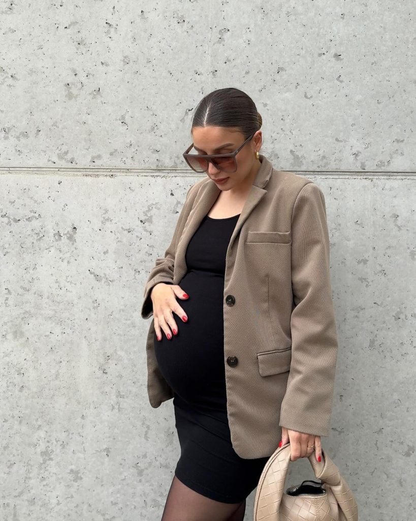 elegant winter maternity outfit
