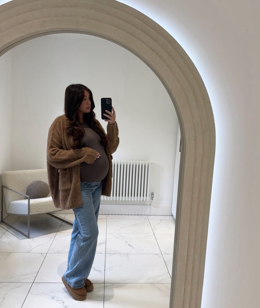 everyday winter maternity outfit