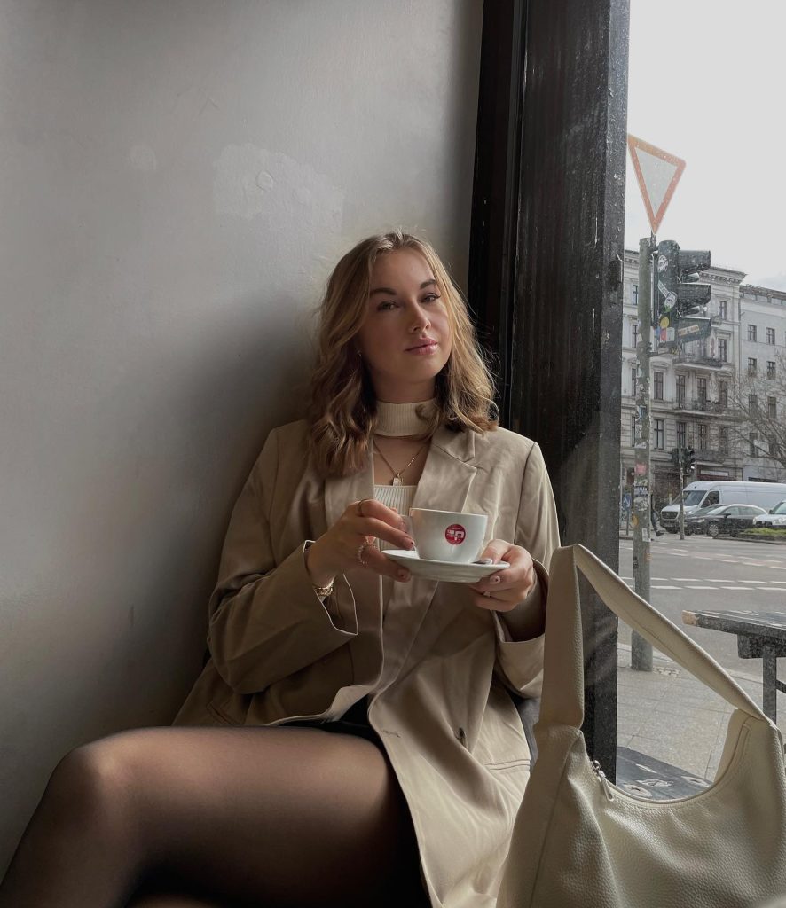 short coffee date outfit