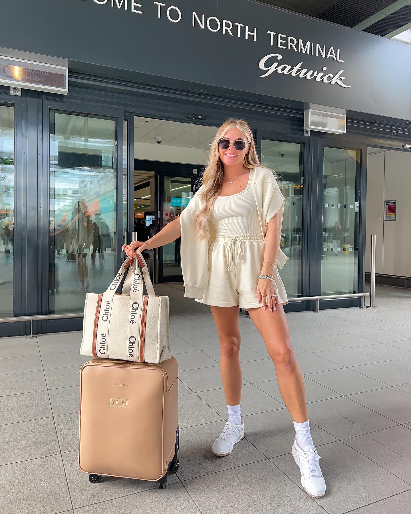 short cute airport outfit