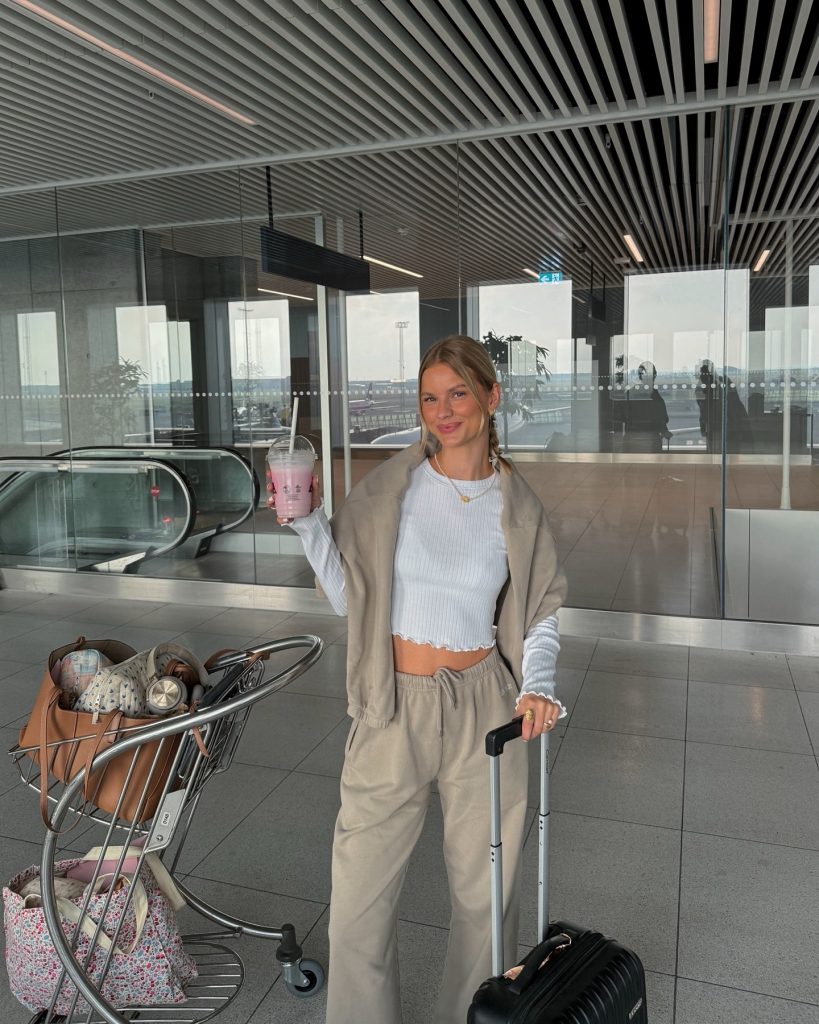simple cute airport outfit