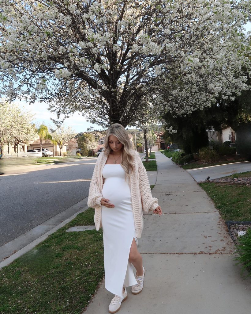 trendy cute maternity outfit