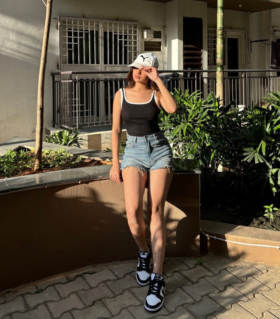 black everyday tshirt denim short outfit