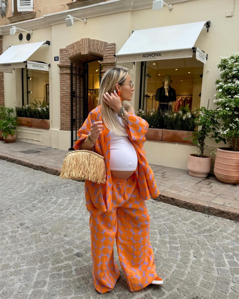 cozy summer maternity outfit