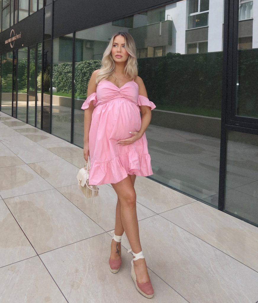 trendy summer maternity outfit