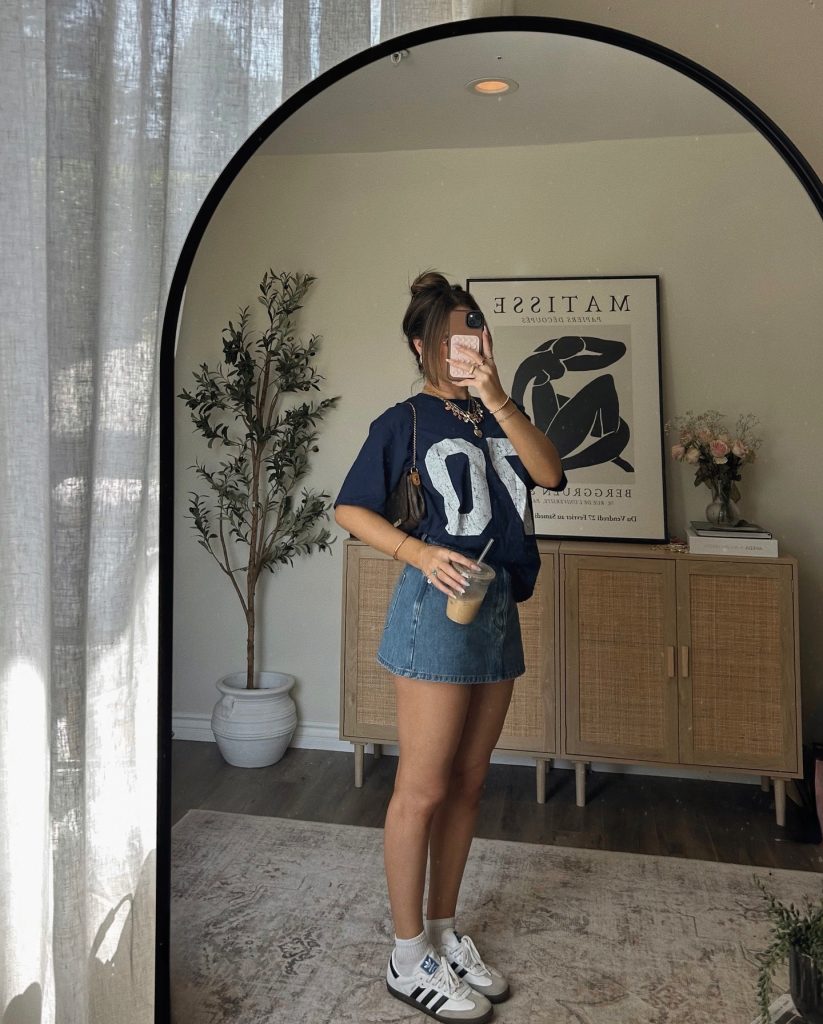blue sneaker streetstyle outfit