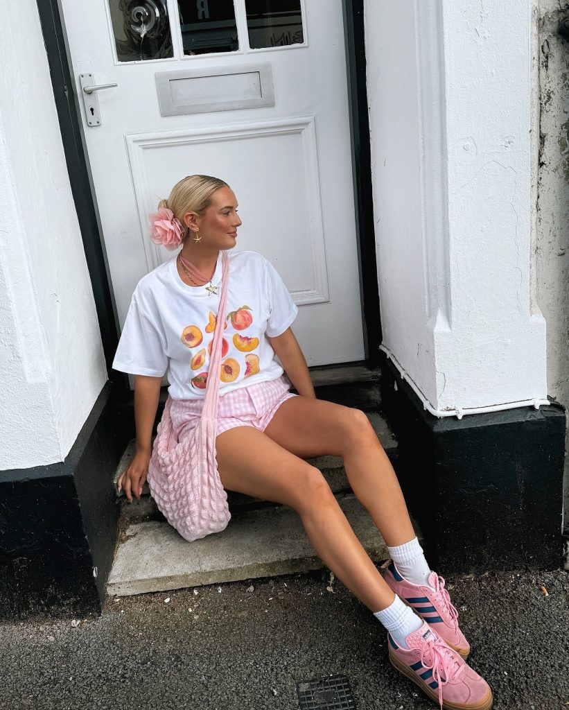 peachy sneaker streetstyle outfit