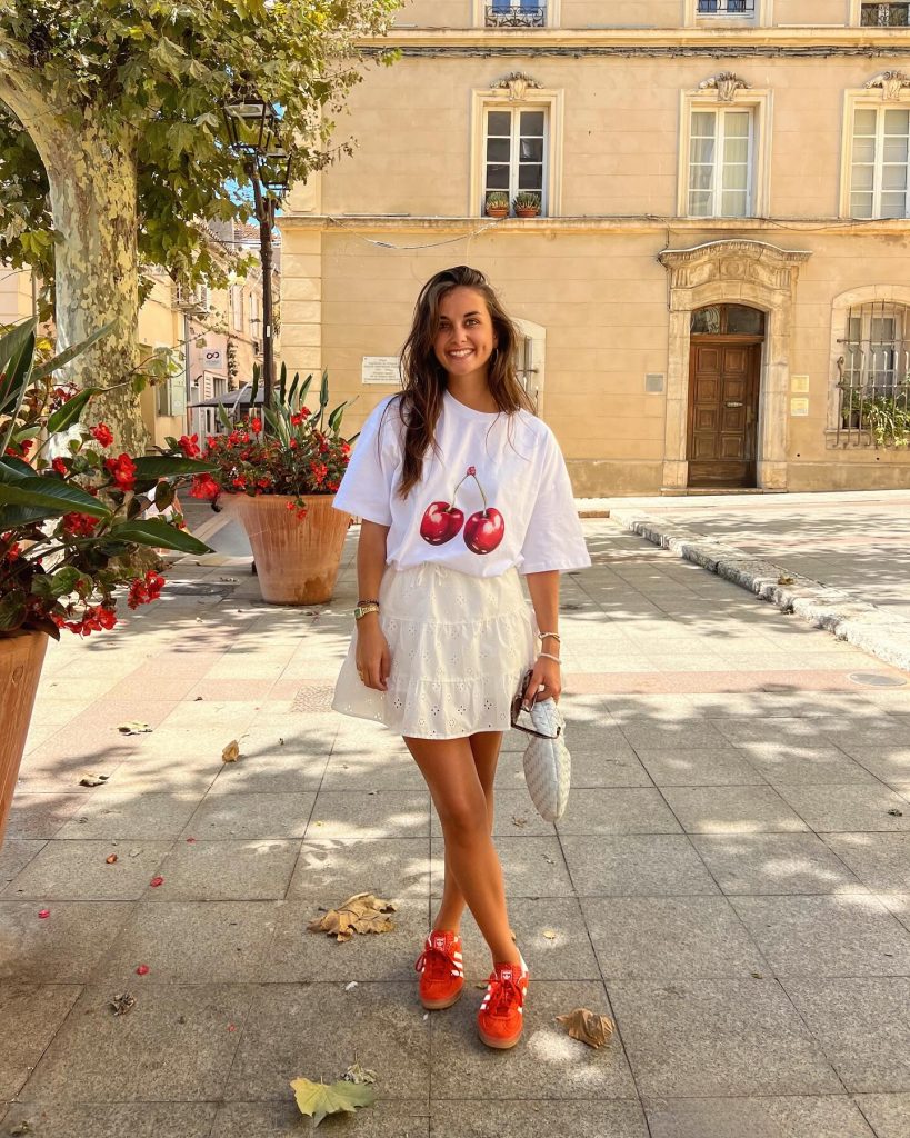 pretty sneaker streetstyle outfit