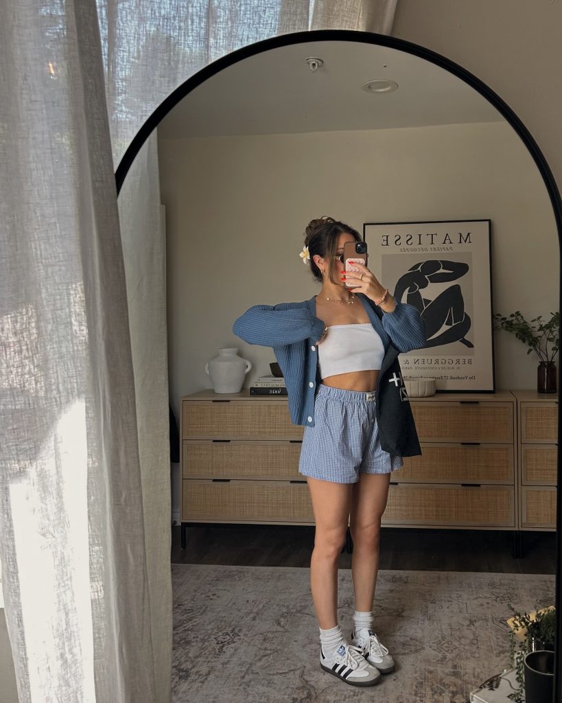 short sneaker streetstyle outfit