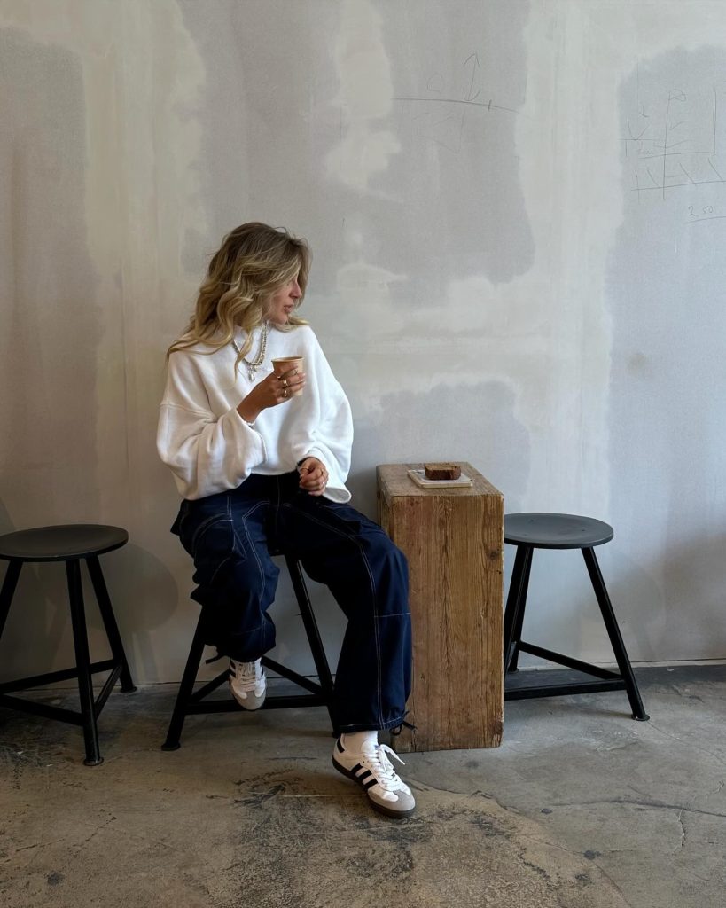 white sneaker streetstyle outfit