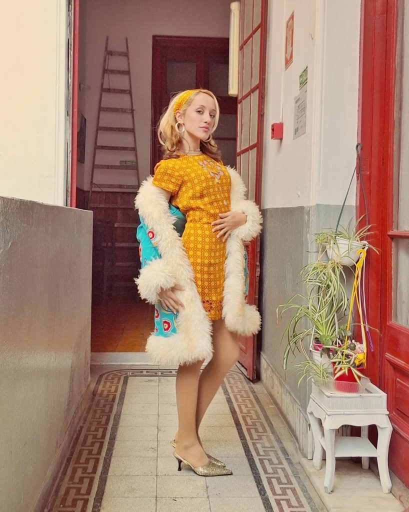 yellow retro outfit