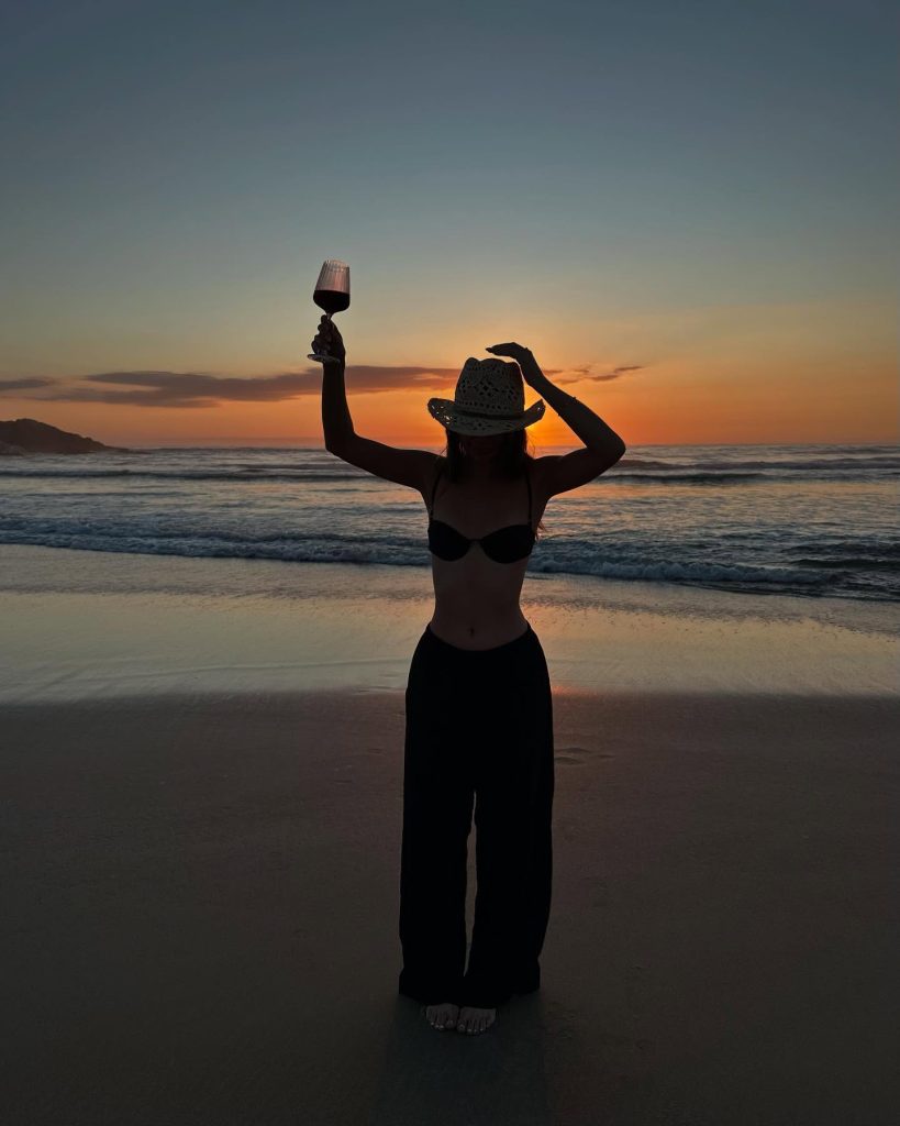 black vacation outfit