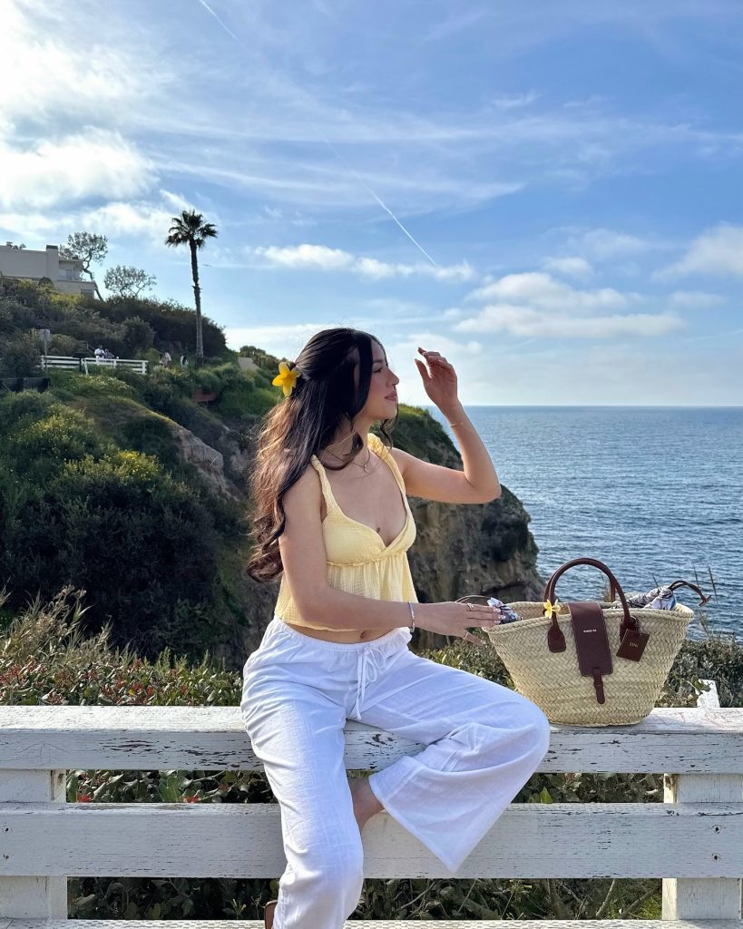 yellow vacation outfit